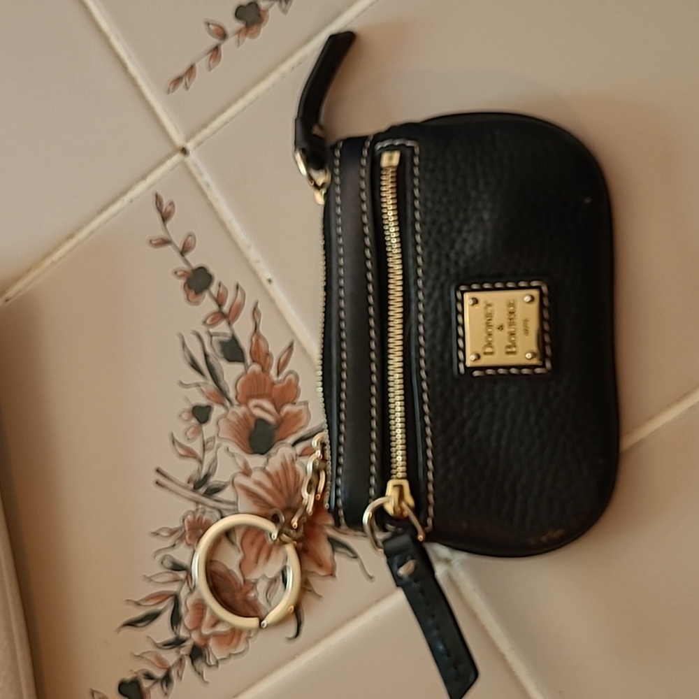 Dooney & Bourke Coin Purse.   COLOR BLACK. PRE-LOVED